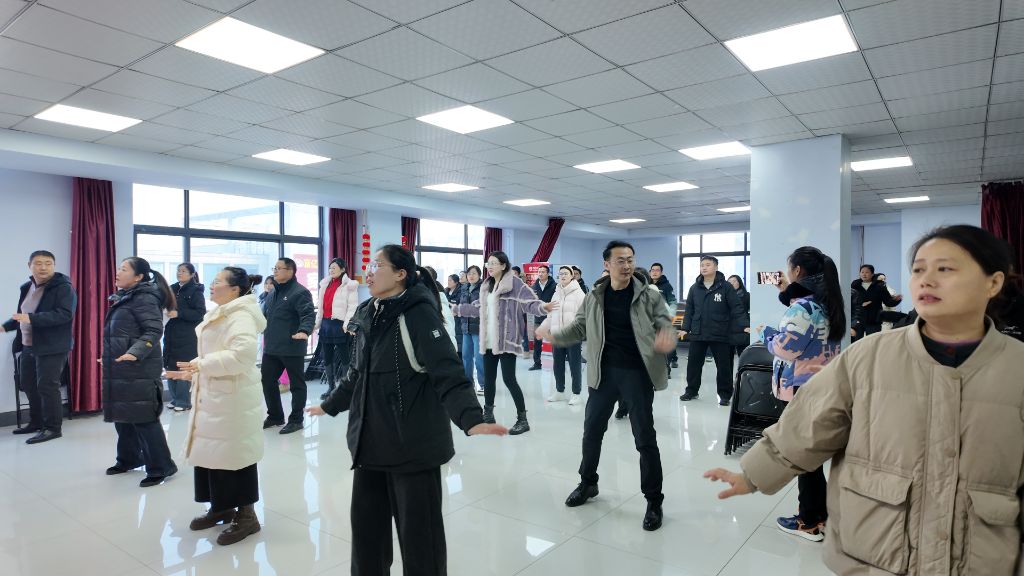 跳《饿狼传说》舞蹈健身，活跃现场氛围。