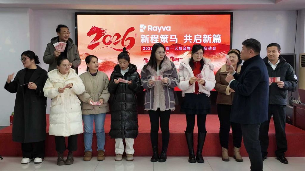 张总为优秀人员颁发先进奖励