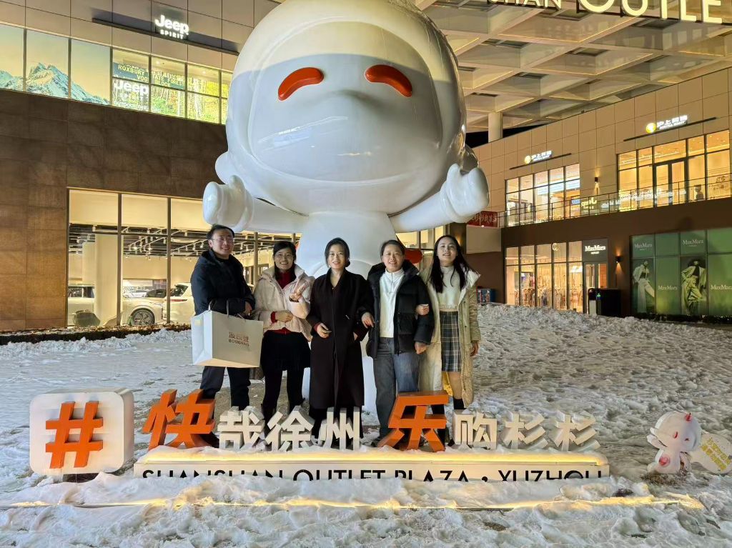 忙碌辛劳过后，刚总带领出差的女同事们游览徐州