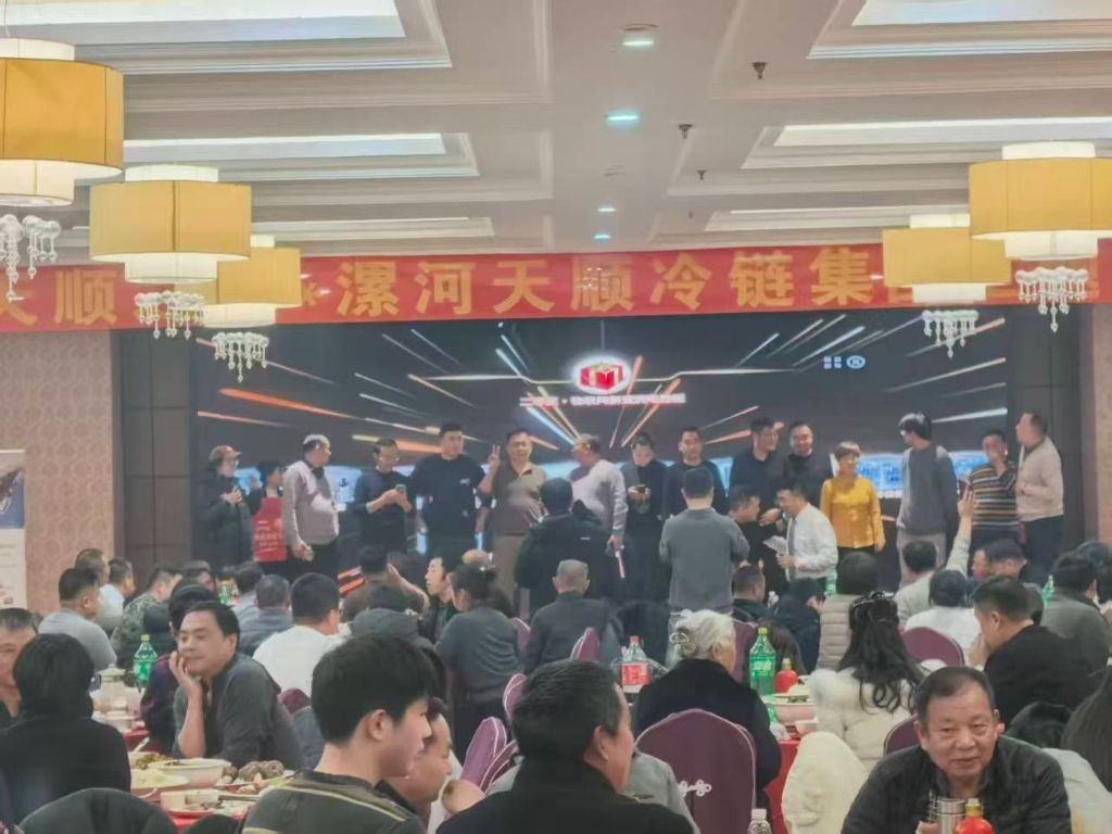 中奖人员受邀上台，正式领取对应奖品。