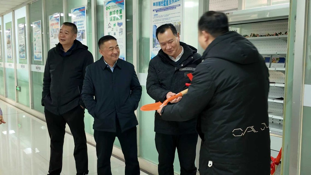 赠送瑞华企业文化“铁锨”