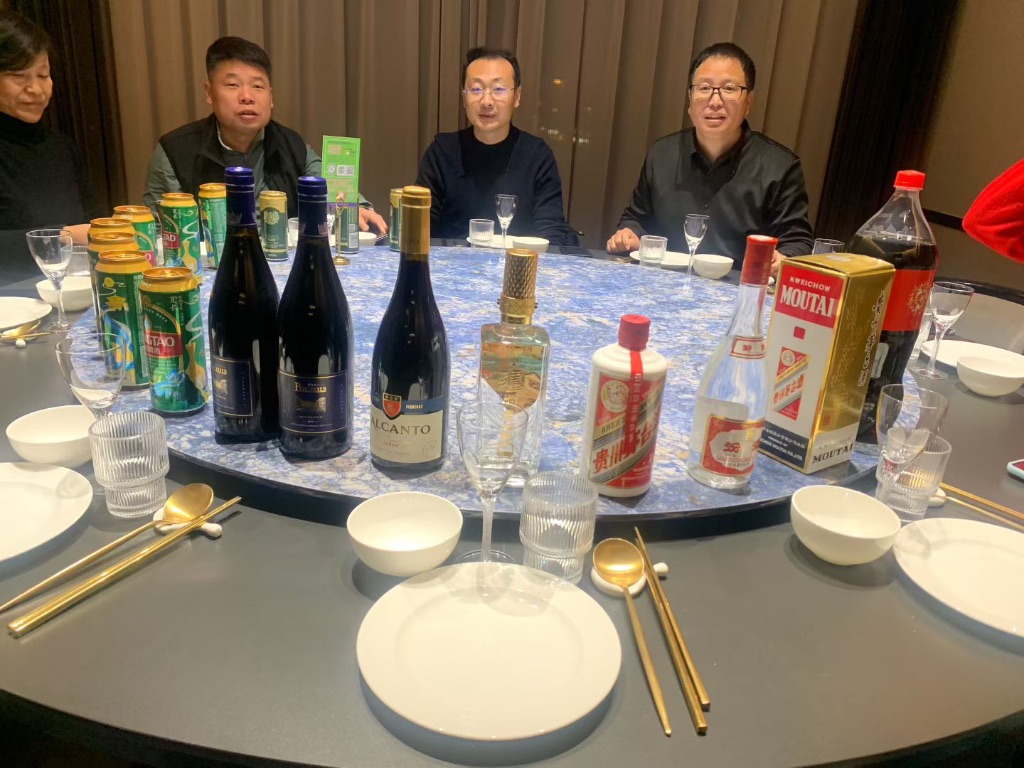 会议结束后举行管聚餐活动