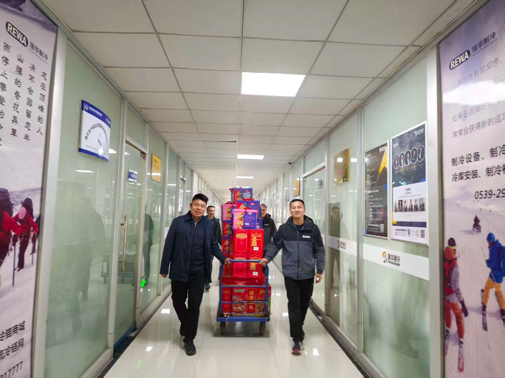 依次为各部门送去福利