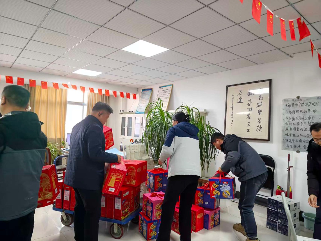 为工程部送去福利年货