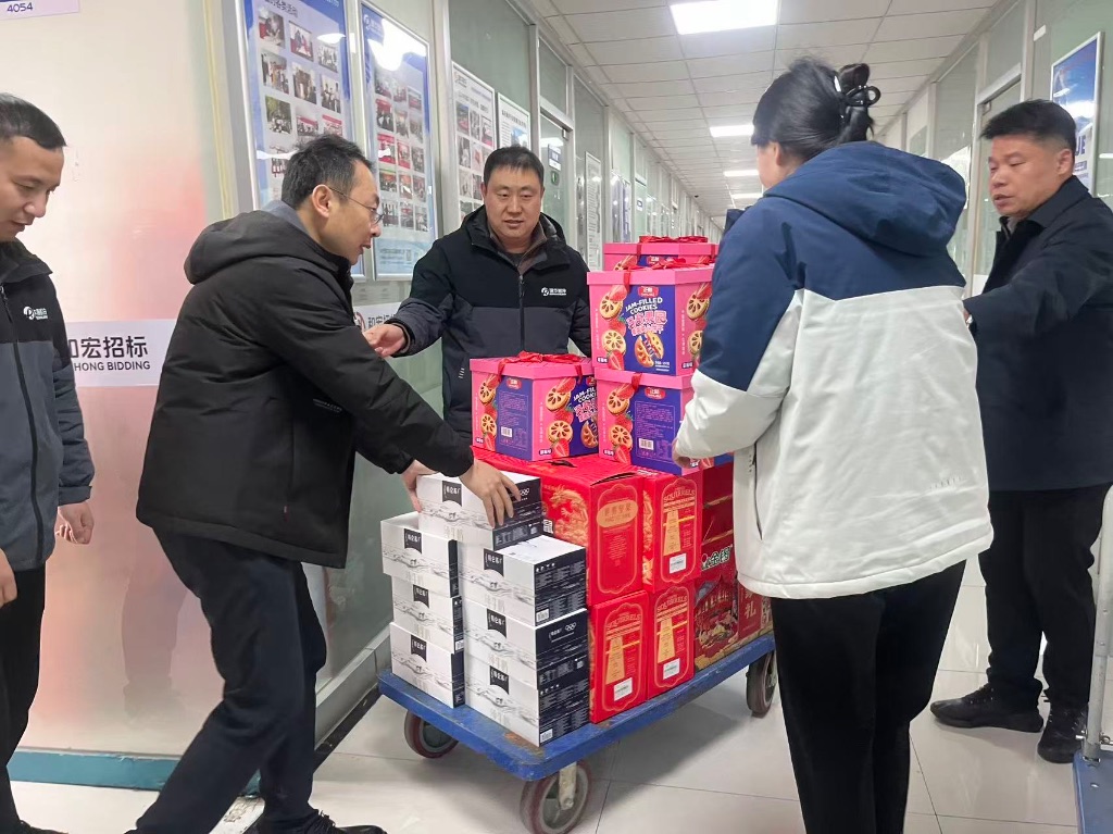 几位副总一起为大家发福利