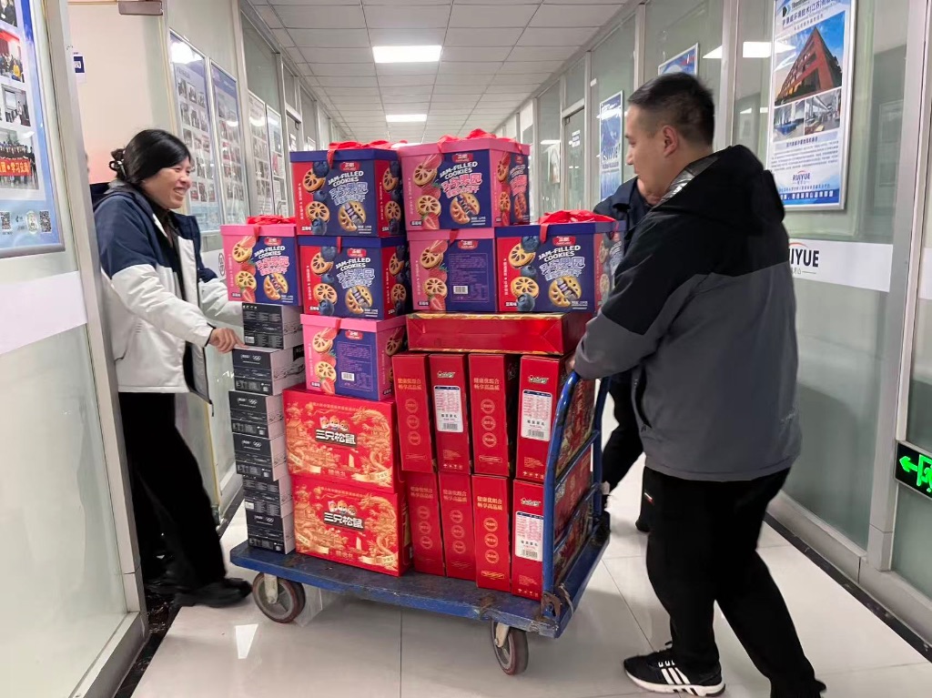 年货福利装了满满的一车又一车