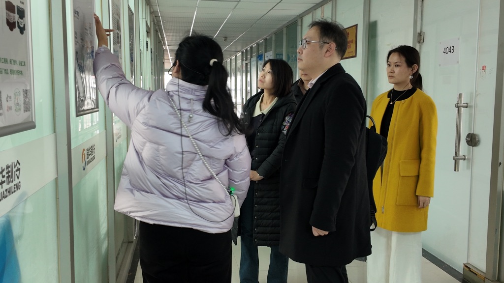 为李博士一行介绍瑞华企业文化