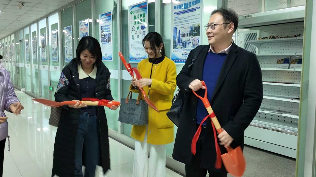 送上瑞华企业文化代表“铁锨”