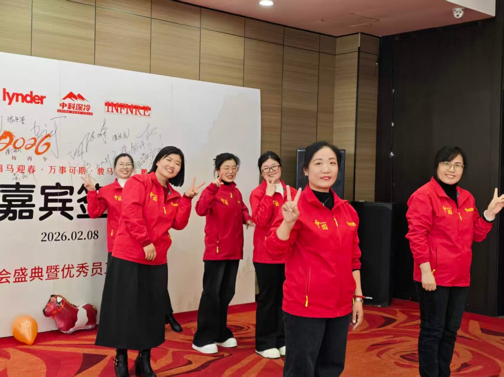 演员们候场做准备