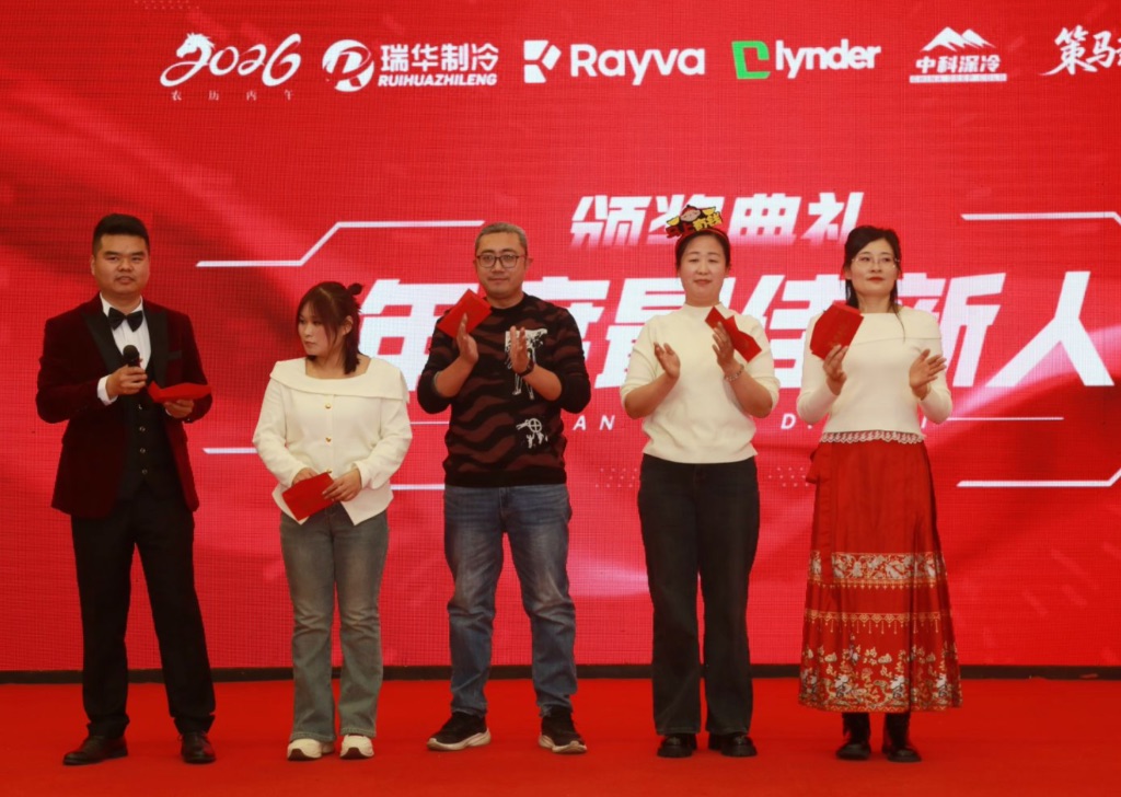 颁发今晚第一个奖项最佳新人奖