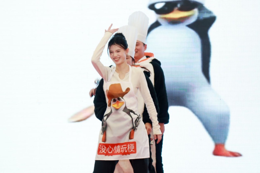 会务组带来的企鹅舞表演