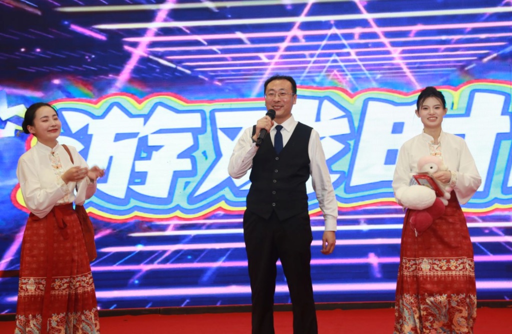 游戏互动刚总新造型