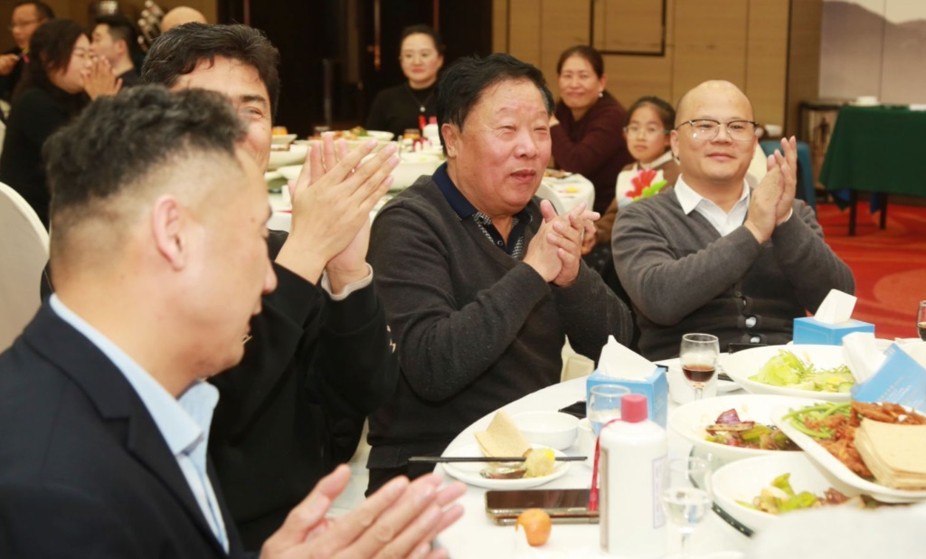 张董事长欢迎各位来宾