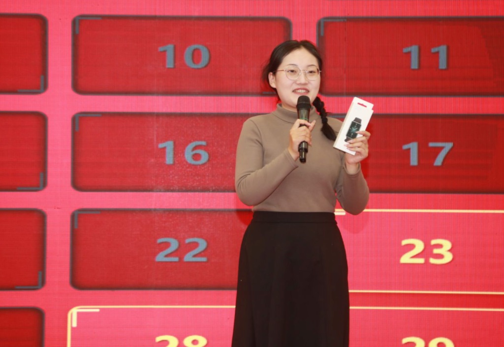 为会务组胡玉娇奖励荣耀手环1个