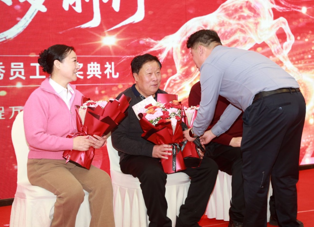 张总为父亲及老师献花