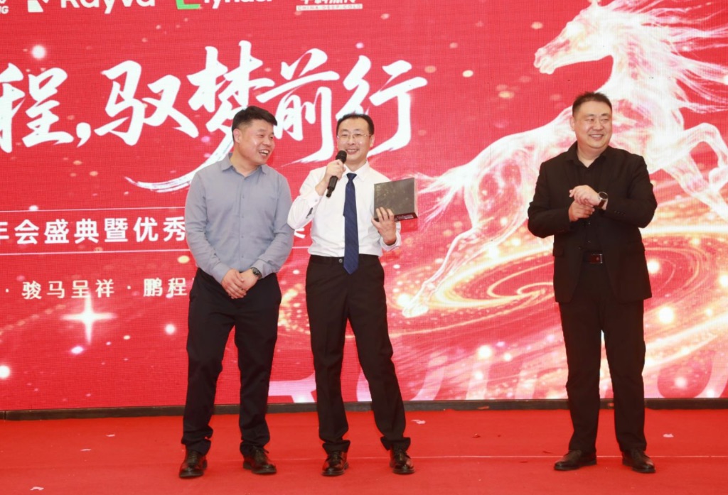 为销售部刚总奖励荣耀magicV5折叠屏手机