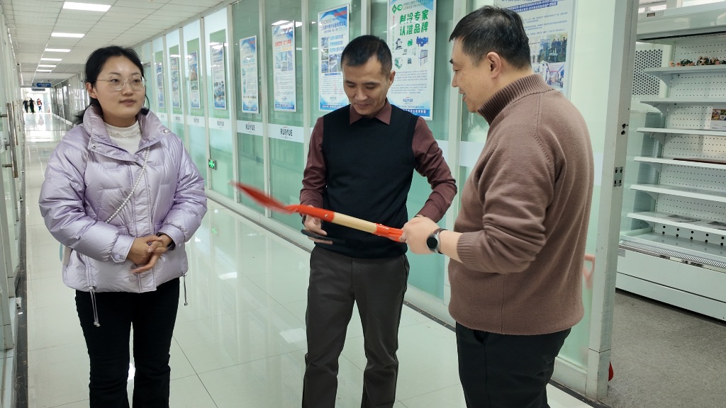 为耿导送上瑞华企业文化代表“铁锨”