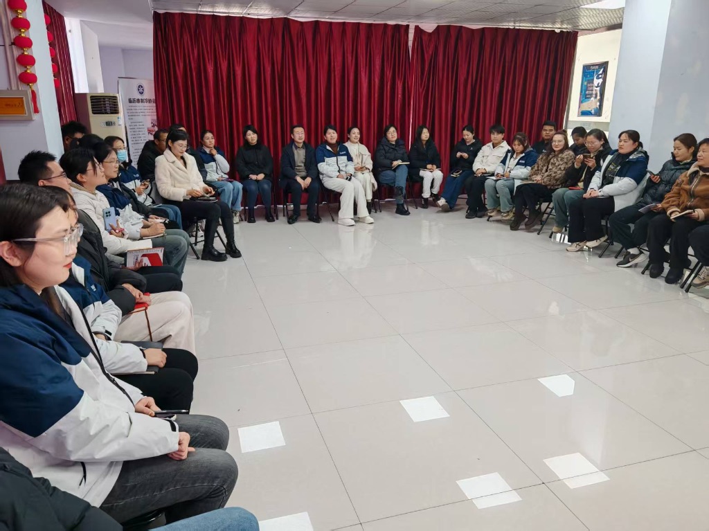 培训开始大家认真听讲