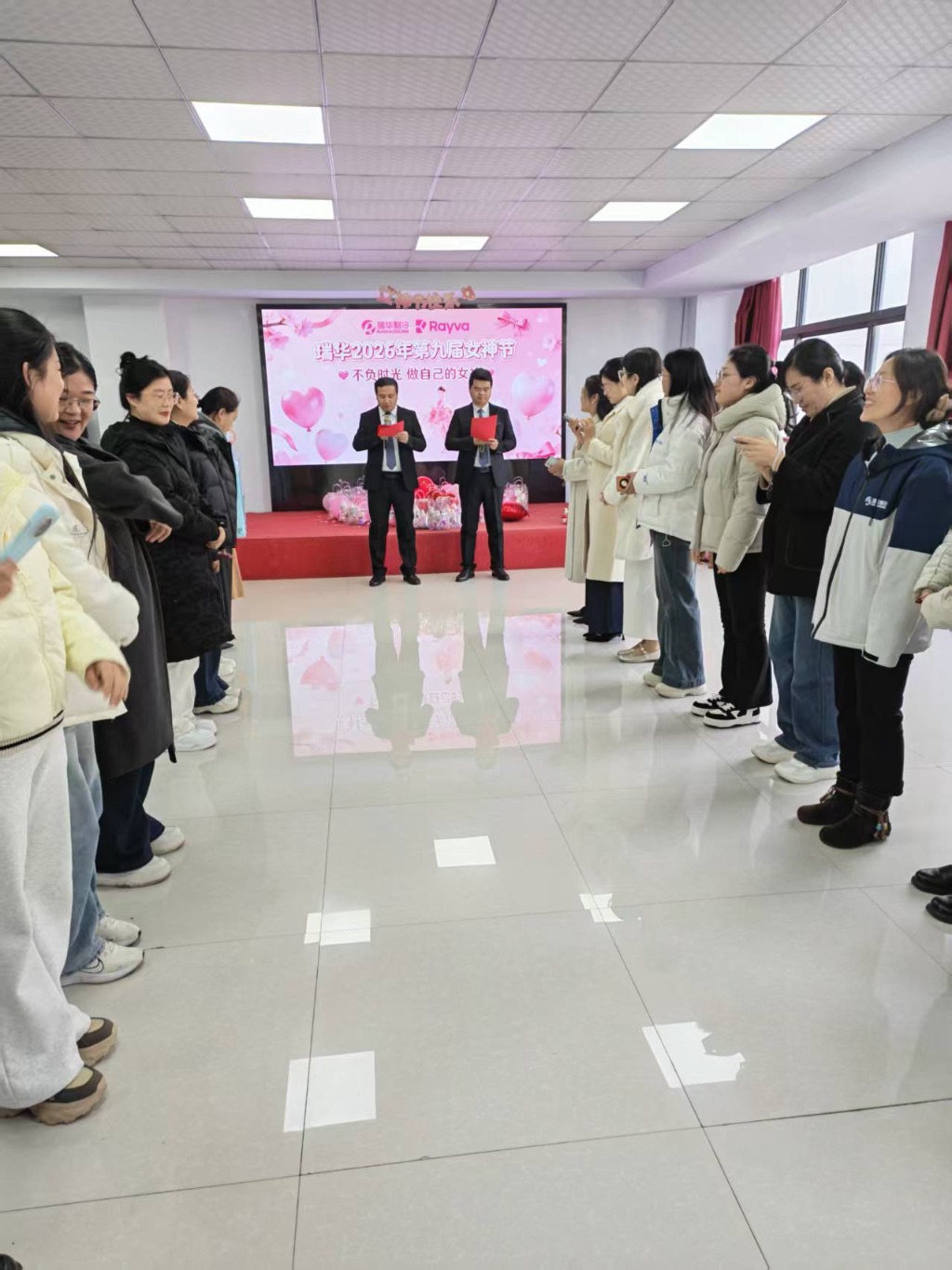 活动由两位男神主持