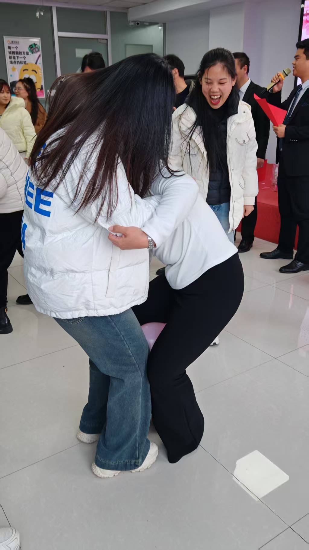 第一个游戏气球接力传递