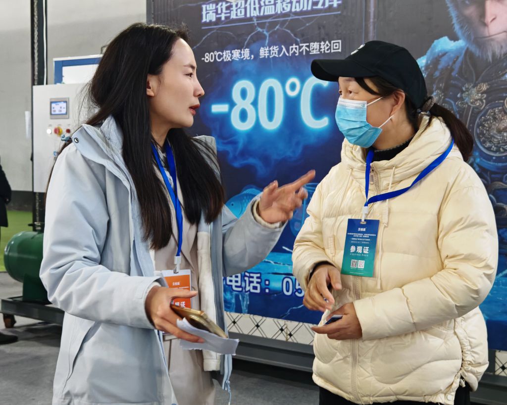 工作人员热情接待客户