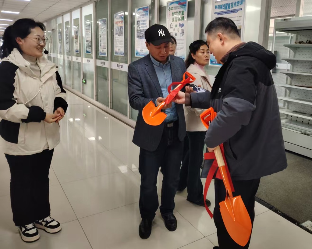 送上瑞华制冷企业文化“铁锨”