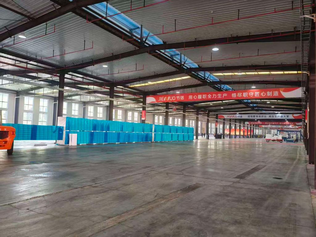 宽敞明亮的节诺板业生产车间内