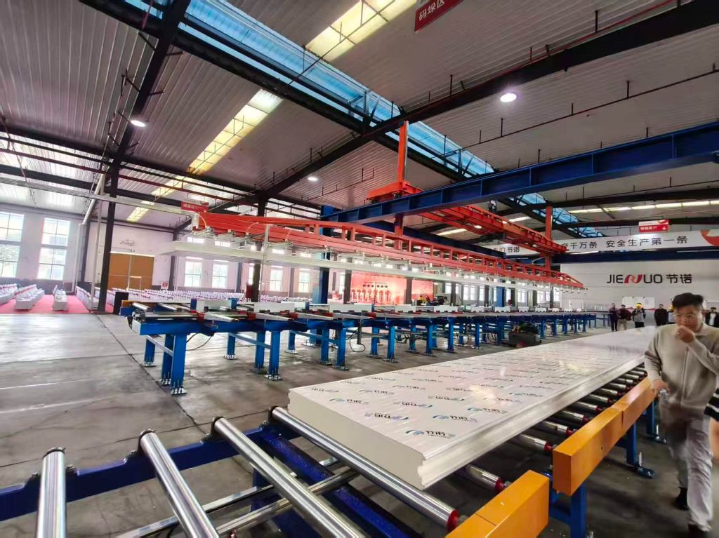 厂区内 “安全生产第一条” 的标语随处可见，彰显出企业对品质与安全的双重重视。