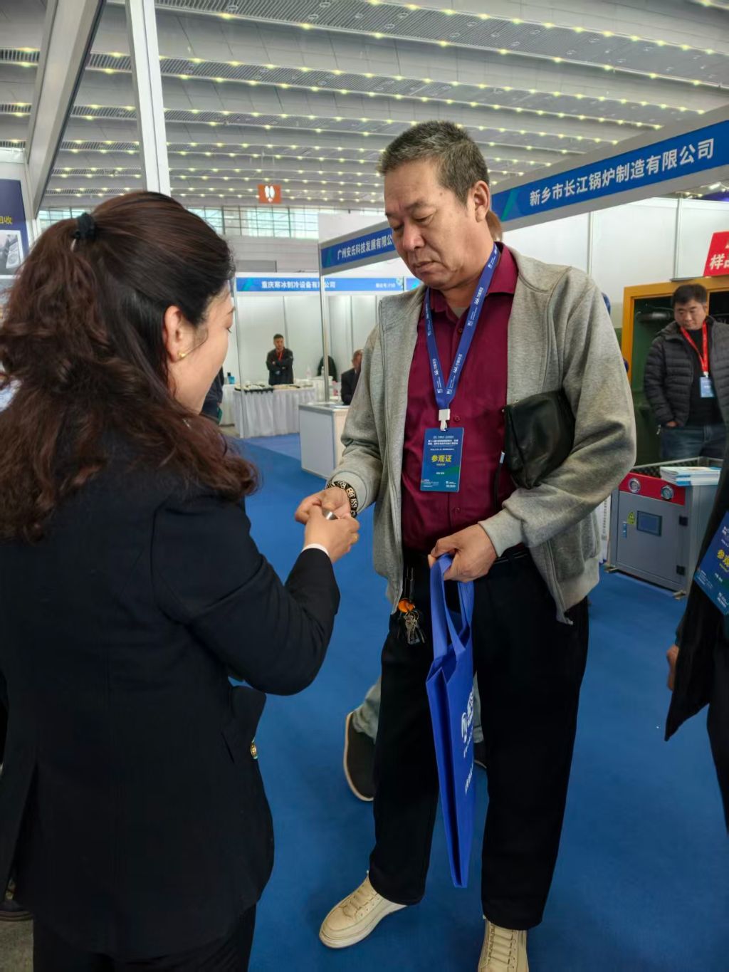 拿在手中反复观摩，细致了解产品结构与品质