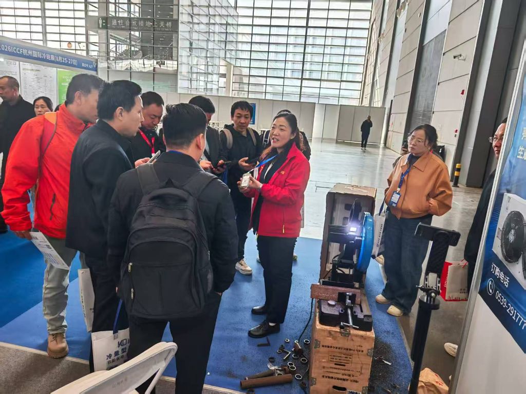 现场演示冷切据的操作，并细致讲解产品核心优势