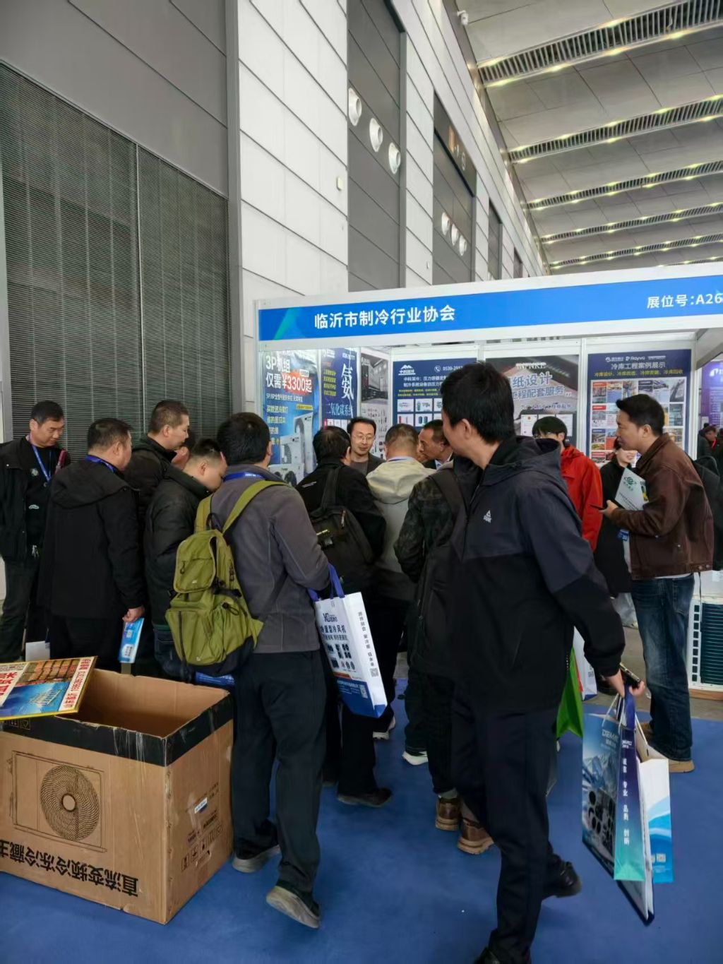 山东瑞华制冷展位前，深入交流，共探制冷行业合作新机遇