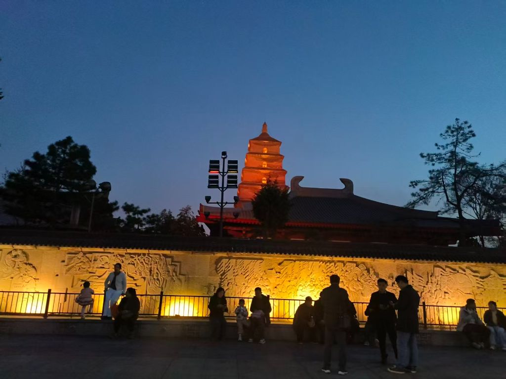 夜色中的大雁塔灯火璀璨