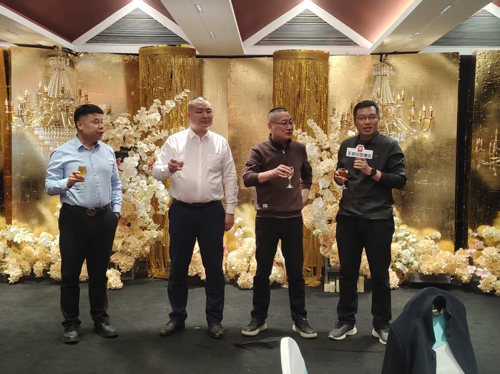 主办方及协会领导敬酒