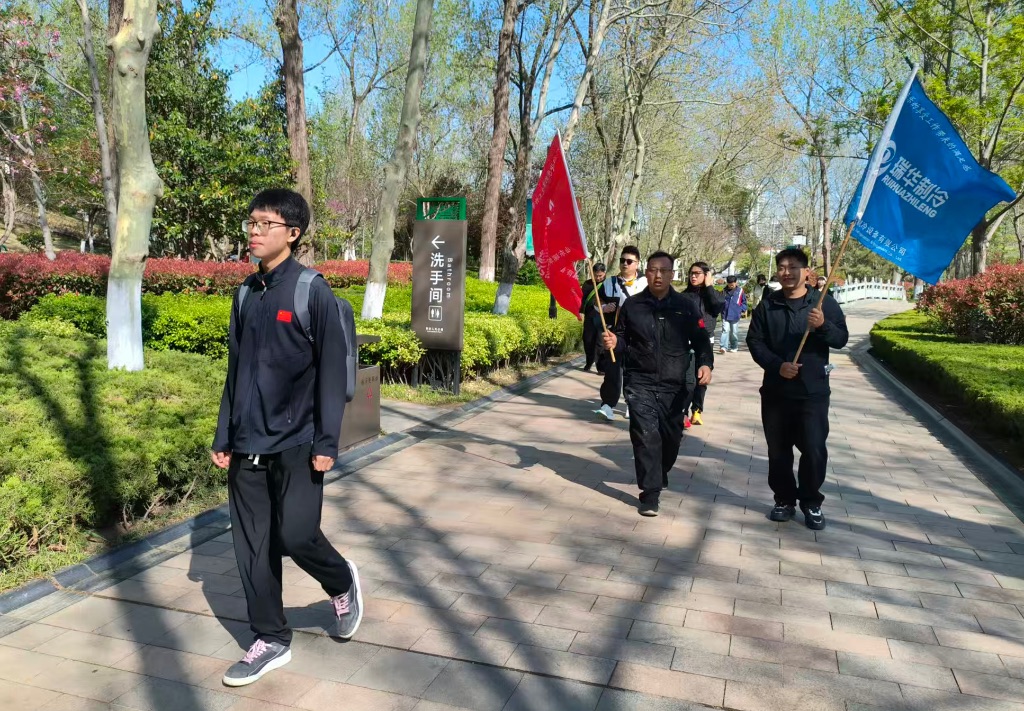 走在滨河大道两旁感受春天