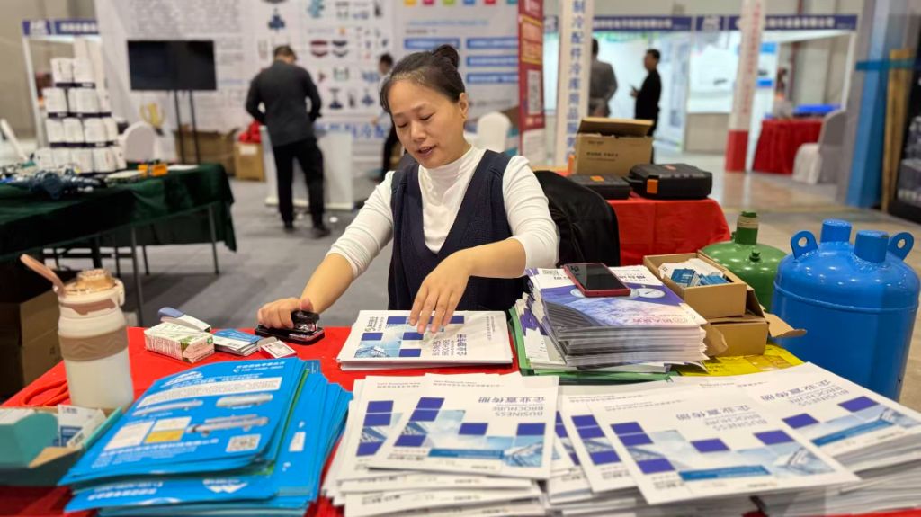 她始终眼里有活、心中有数，手上做事利落高效。