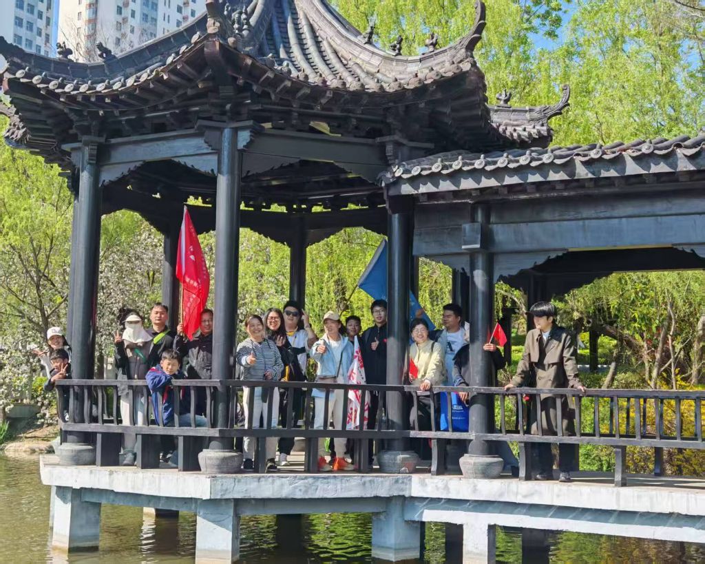 鲁姐携儿子参加瑞华徒步活动，母子并肩前行，既锻炼了体魄，也收获了珍贵的陪伴与成长。