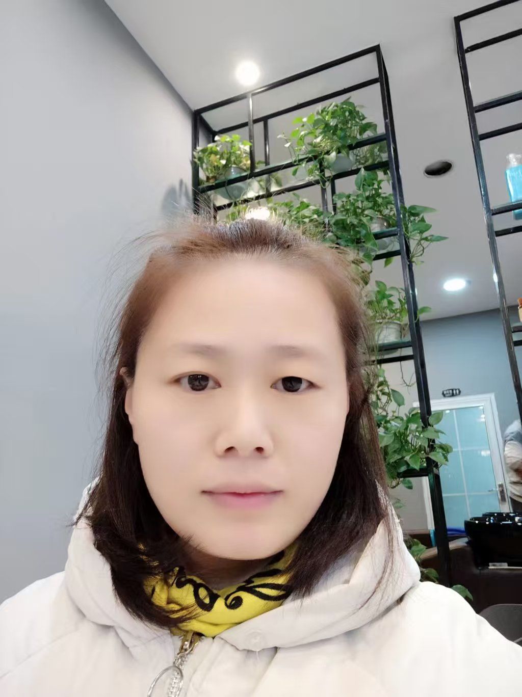 她自信从容、温暖向上