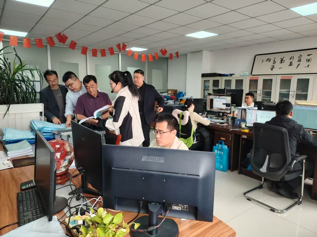 给梁总介绍工程部最近的施工图纸