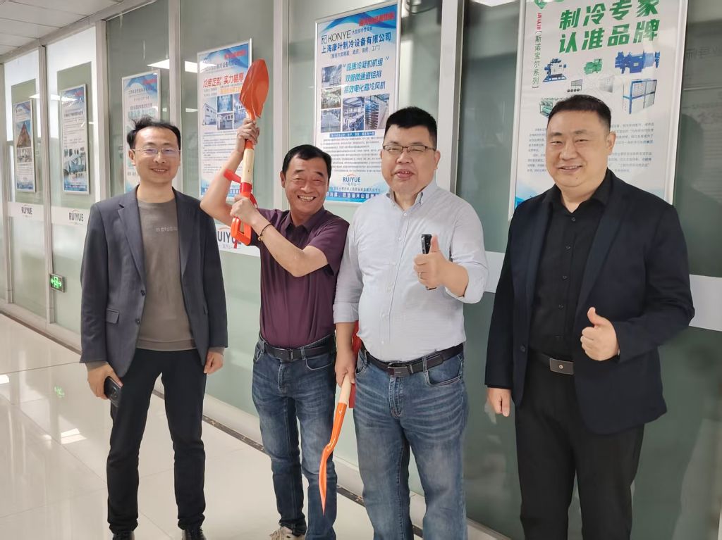 公司铁锨文化，赠送梁总，梁总举起铁锨挖掘财富