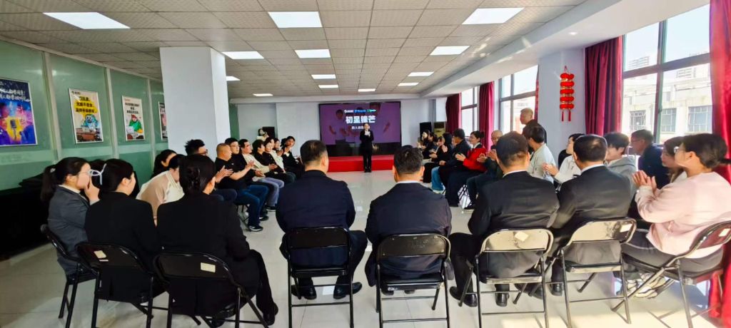 全体员工准时到达运营中心会议室