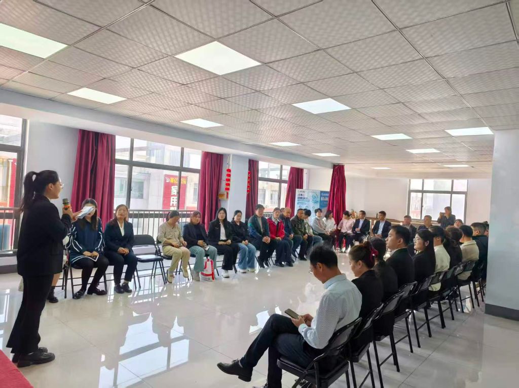 主持人宣布会议正式开始
