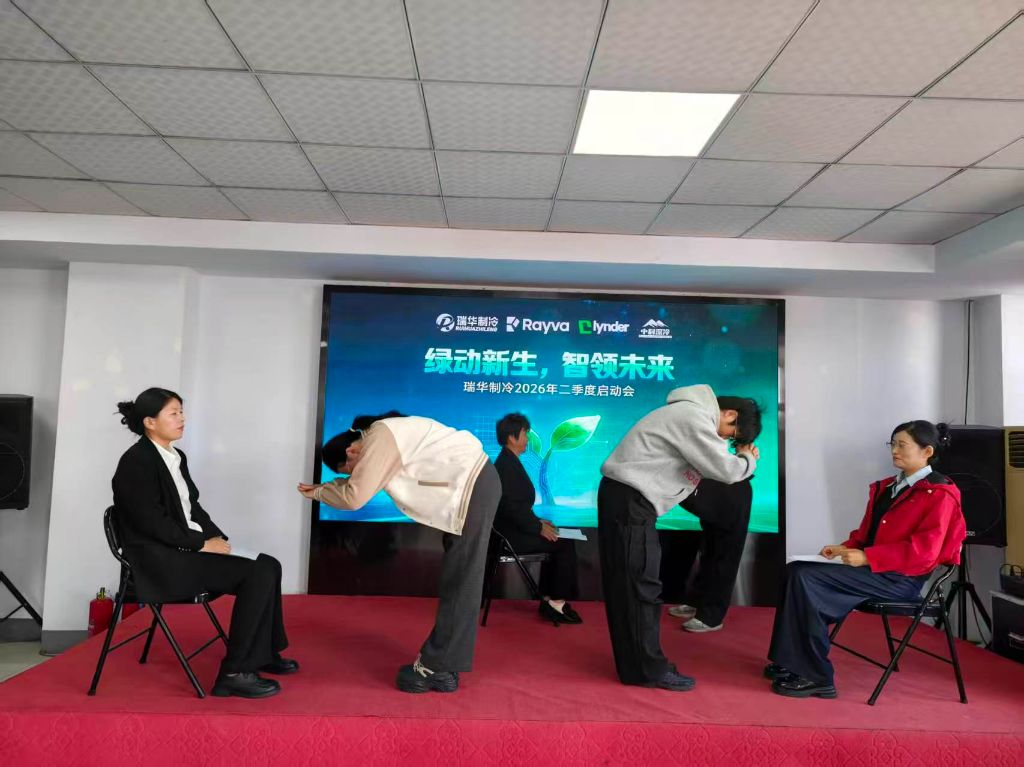 举行庄重拜师仪式，以师徒传帮带薪火