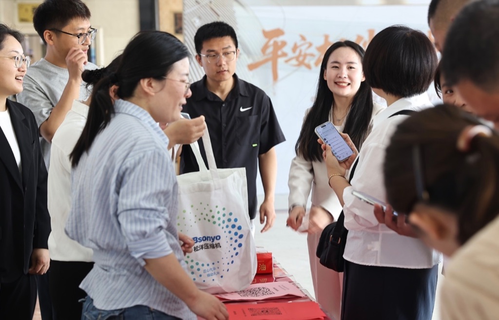 会员陆续签到
