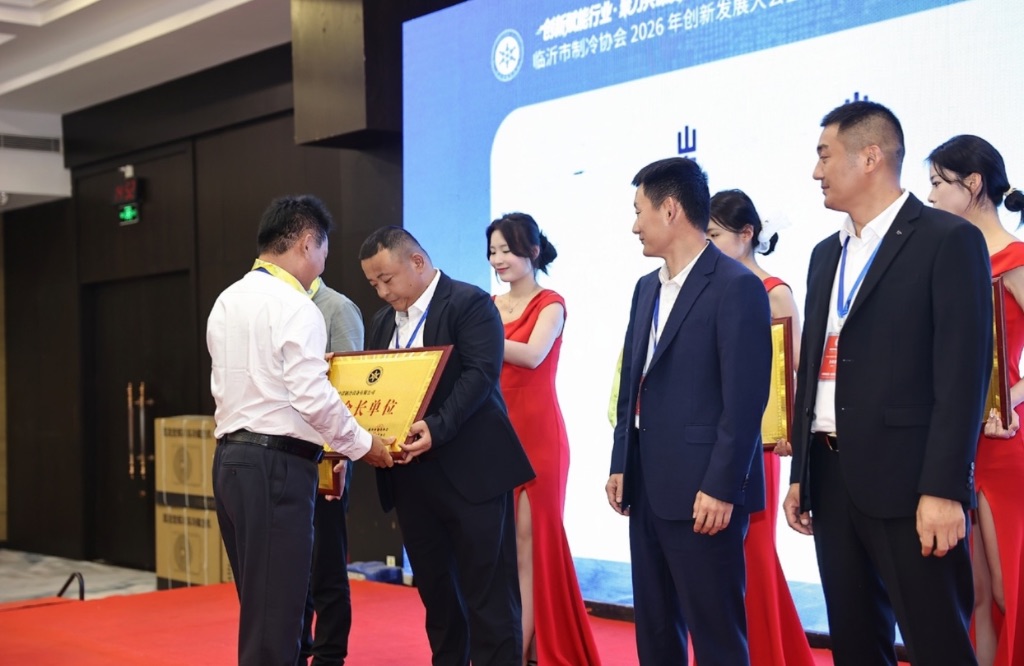 随后由新一届会长为常务副会长单位授牌