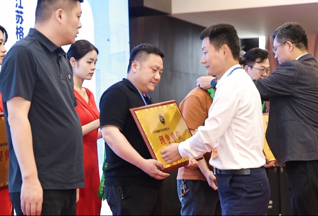 两位副会长卢念海与任锡恩为理事单位授牌