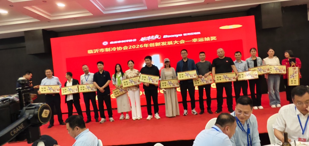 潍坊亚龙保温工程有限公司的精美风筝及摆件