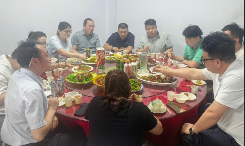 致敬奋斗者，礼赞新青年
