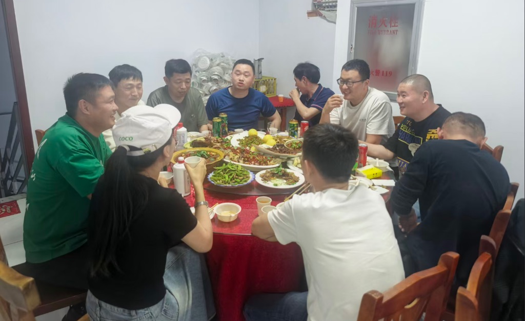 大家把酒言欢共同庆祝