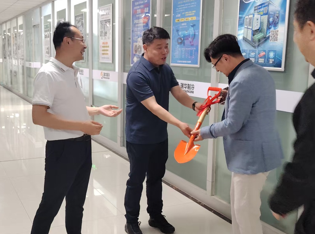 为赵总送上代表瑞华企业文化的“铁锨”