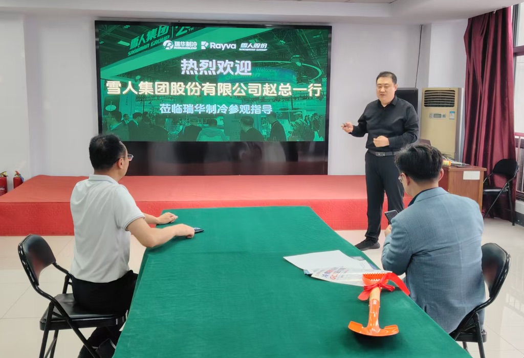 在会议室深入交流